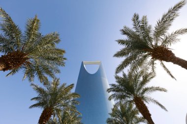 Suudi Arabistan, Riyad 'daki Krallık Kulesi. Krallık Kulesi bir ticaret ve fuar merkezi, alışveriş merkezi ve Riyad şehrinin ana simgelerinden biridir.
