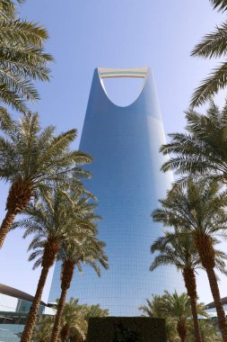 Suudi Arabistan, Riyad 'daki Krallık Kulesi. Krallık Kulesi bir ticaret ve fuar merkezi, alışveriş merkezi ve Riyad şehrinin ana simgelerinden biridir.