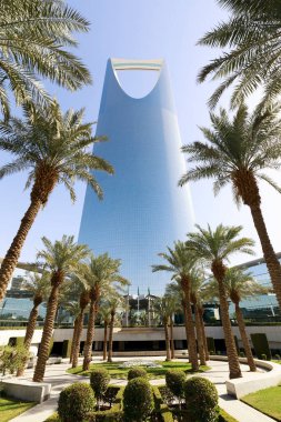 Suudi Arabistan, Riyad 'daki Krallık Kulesi. Krallık Kulesi bir ticaret ve fuar merkezi, alışveriş merkezi ve Riyad şehrinin ana simgelerinden biridir.