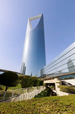 Suudi Arabistan, Riyad 'daki Krallık Kulesi. Krallık Kulesi bir ticaret ve fuar merkezi, alışveriş merkezi ve Riyad şehrinin ana simgelerinden biridir.