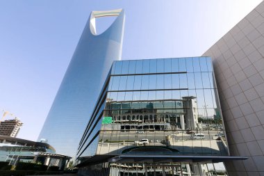 Riad, Suudi Arabistan, 14 Şubat 2020: Riyad, Suudi Arabistan 'daki Krallık Kulesi. Krallık Kulesi bir ticaret ve fuar merkezi, alışveriş merkezi ve Riyad şehrinin ana simgelerinden biridir.