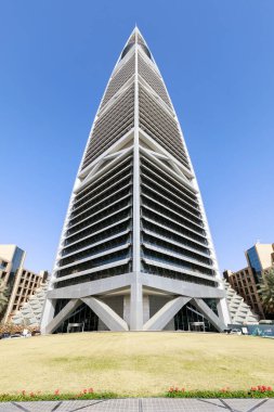 Riad, Suudi Arabistan, 14 Şubat 2020: Riyad, Suudi Arabistan 'daki El Faisaliah kulesi cephesi. Al Faisaliah kuleleri lüks bir oteldir ve Suudi Arabistan 'ın en belirgin gökdelenidir.