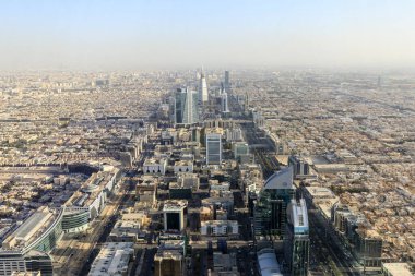 Riad, Suudi Arabistan, 14 Şubat 2020: Suudi Arabistan şehir merkezindeki Riyad 'ın havadan görünüşü. Fotoğraflar Krallık Kulesi 'ndeki Skybridge' den çekildi.