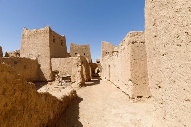 Terk edilmiş evler, Suudi Arabistan 'da Riyad yakınlarındaki Kudüs al Mukbil' de geleneksel Arap kerpiç mimarisi inşaatında kullanılıyor.