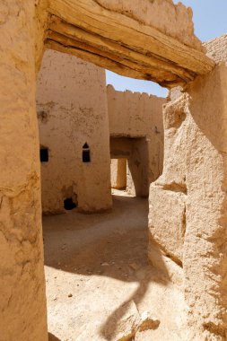 Terk edilmiş evler, Suudi Arabistan 'da Riyad yakınlarındaki Kudüs al Mukbil' de geleneksel Arap kerpiç mimarisi inşaatında kullanılıyor.