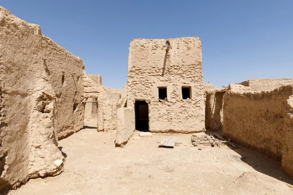 사우디아라비아의 리야드 근처에 전통적 흙벽돌 건축물의 버려진 — 스톡 사진