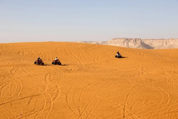 Риад Саудовская Аравия Февраля 2020 Три Молодых Саудовца Едут Квадроциклах — стоковое фото