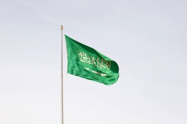 Suudi Arabistan bayrağı rüzgarda dalgalanıyor