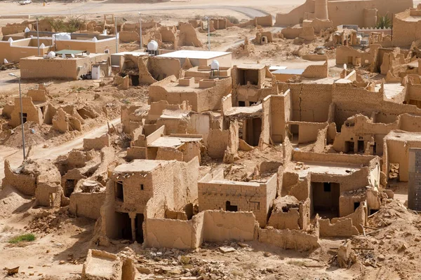 Widok Małą Wioskę Raghba Opuszczonymi Domami Błotnymi Środku Pustyni Arabii — Zdjęcie stockowe