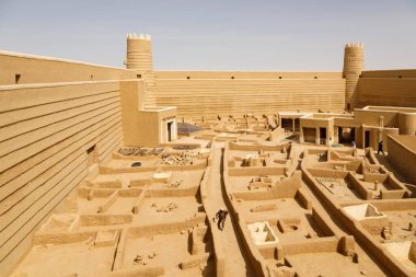 Raghba, Suudi Arabistan, 16 Şubat 2020: Raghba, Suudi Arabistan yakınlarındaki kalede çalışan inşaat işçileri. Kale şu anda büyük bir restorasyon geçiriyor.