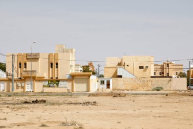 Al Qasab, Suudi Arabistan, 16 Şubat 2020: Suudi Arabistan çölünde küçük bir kasabadaki tipik evler.