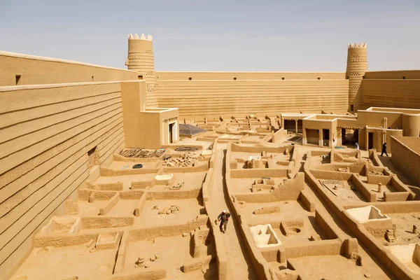 Raghba, Suudi Arabistan, 16 Şubat 2020: Raghba, Suudi Arabistan yakınlarındaki kalede çalışan inşaat işçileri. Kale şu anda büyük bir restorasyon geçiriyor.