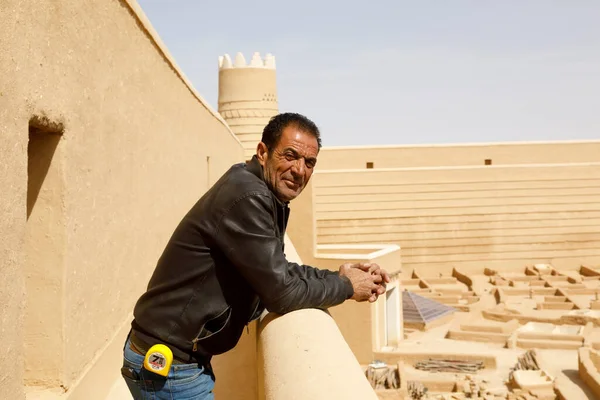 Raghba Saúdská Arábie Února 2020 Předák Pózuje Hradní Zdi Fort — Stock fotografie