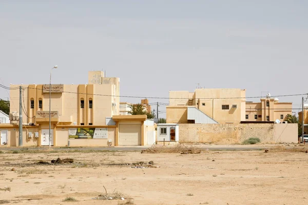 Al Qasab, Suudi Arabistan, 16 Şubat 2020: Suudi Arabistan çölünde küçük bir kasabadaki tipik evler.