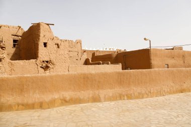Ushaiger, Suudi Arabistan 'daki Ar Riyad. Toprak tuğlalardan yapılmış geleneksel bir köy. Ushaiger, Suudi Arabistan Krallığı 'ndaki Miras Köylerinden biridir.