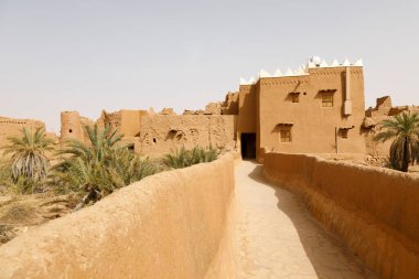 Ushaiger, Suudi Arabistan 'daki Ar Riyad. Toprak tuğlalardan yapılmış geleneksel bir köy. Ushaiger, Suudi Arabistan Krallığı 'ndaki Miras Köylerinden biridir.