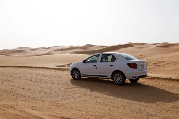 サウジアラビア サウジアラビア 2020年2月16日 砂漠を通るサウジアラビアの白い車で典型的な砂利道 — ストック写真