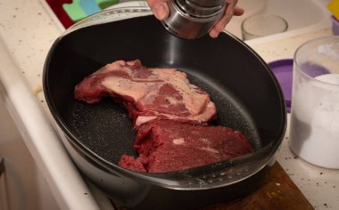 Pişirmek için çiğ et çeşnisi