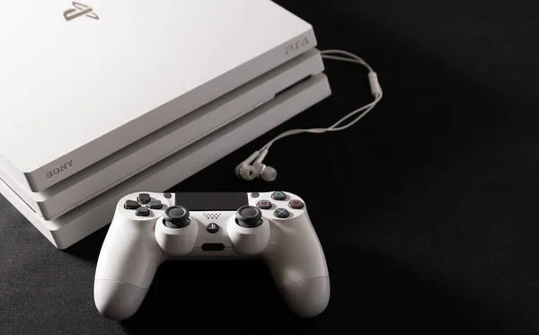 Console Jeu Blanche Avec Contrôle Combiné Sur Fond Noir — Photo