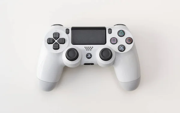 Controlador Branco Playstation Sobre Fundo Branco — Fotografia de Stock