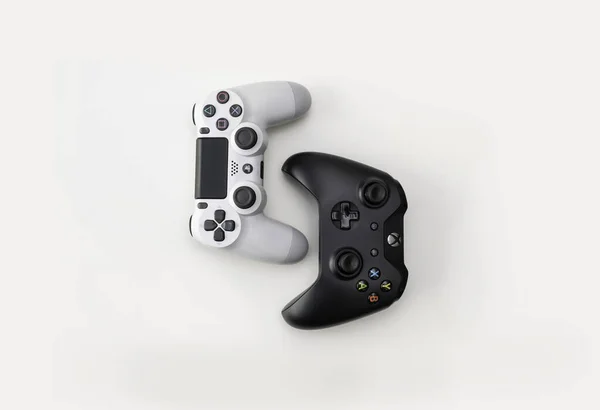 Üst Görünümde Playstation Beyaz Denetleyici Xbox One Siyah Denetleyici — Stok fotoğraf
