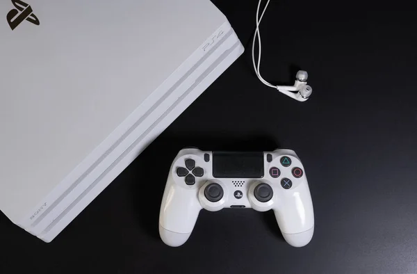 Playstation Konsole Und Controller Weiße Version Auf Schwarzem Tisch — Stockfoto