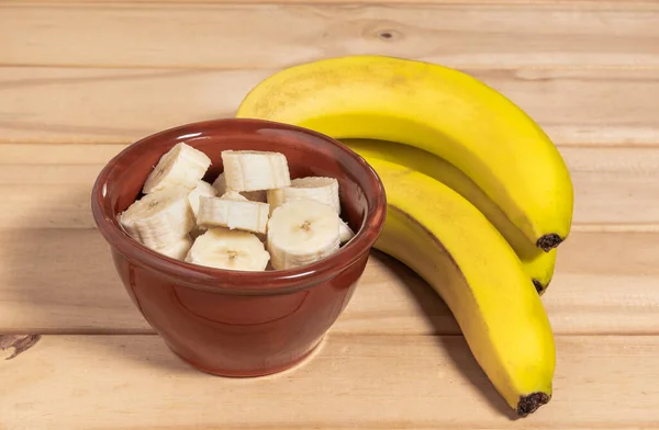 Bando Bananas Bananas Fatiadas Mesa Madeira — Fotografia de Stock