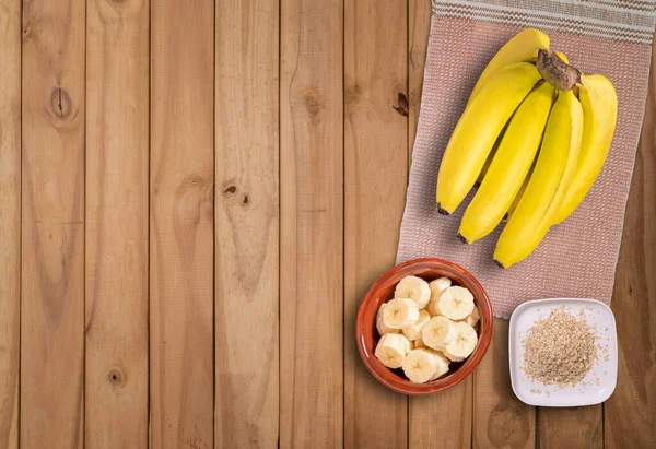 Bando Bananas Bananas Fatiadas Mesa Madeira — Fotografia de Stock