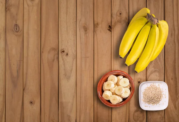 Bando Bananas Bananas Fatiadas Mesa Madeira — Fotografia de Stock