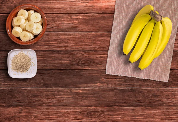 Bando Bananas Bananas Fatiadas Mesa Madeira — Fotografia de Stock