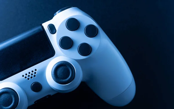 Weißer Spielcontroller Mit Schwarzem Hintergrund Und Blauem Licht — Stockfoto