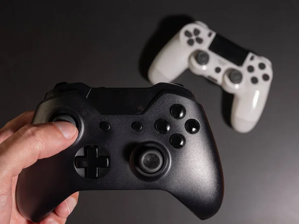 黒と白のゲームコントローラー黒の背景 — ストック写真