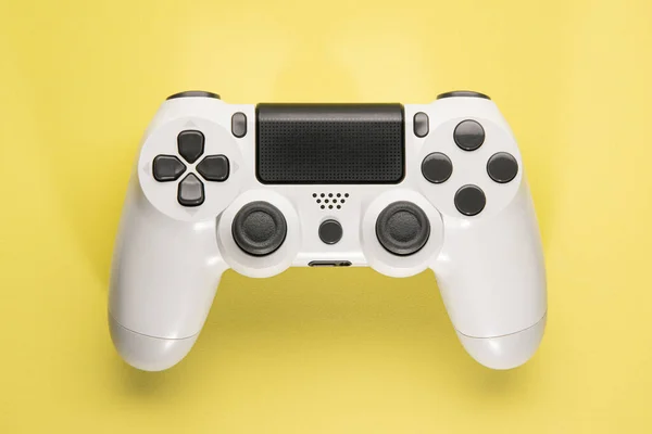 White Game Controller Auf Gelbem Hintergrund — Stockfoto