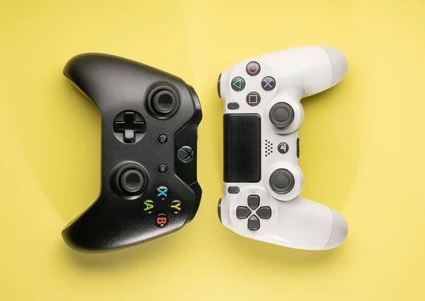 Sao Paulo Brazilië 2020 Xbox One Playstation Controllers Gele Achtergrond — Stockfoto