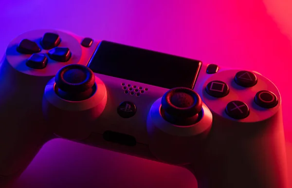 Sao Paulo Brazylia 2020 Kontroler Playstation Światłach Niebieskim Czerwonym Selective — Zdjęcie stockowe