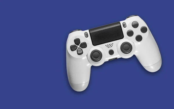 青の背景に白いゲームコントローラー — ストック写真