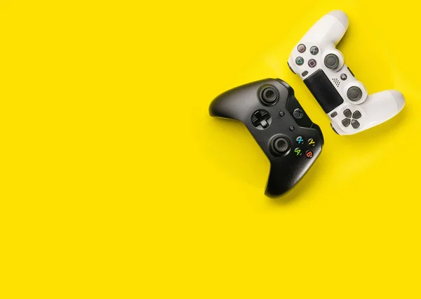 Xbox One Playstation Контроллеры Желтом Фоне — стоковое фото