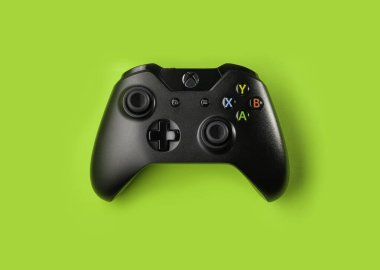 Xbox One denetleyicisi yeşil arkaplanda izole edildi. Sao Paulo, Brezilya - 03 / 09 / 2020