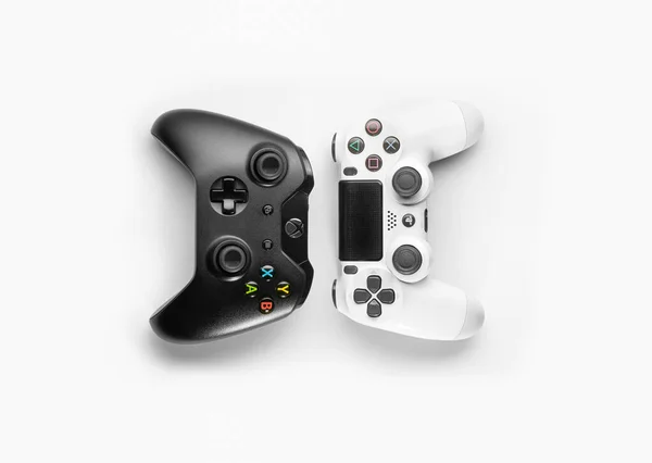 Xbox OneとPlaystation 4コントローラは白を背景にしています ブラジルのサンパウロ 2020年3月9日 — ストック写真