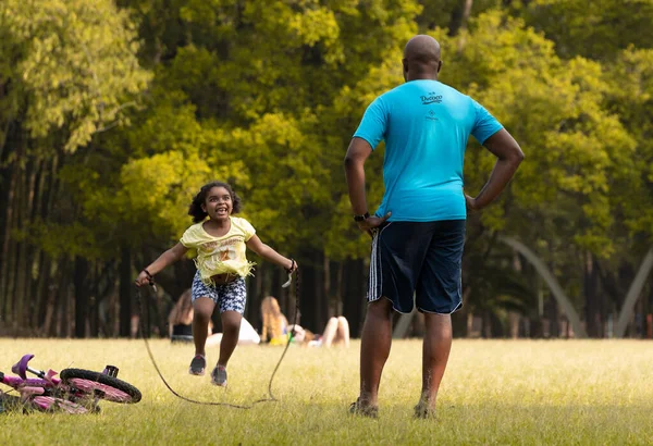 Black Brazilian Hija Saltando Cuerda Parque Sao Paulo Brasil 2020 Fotos De Stock