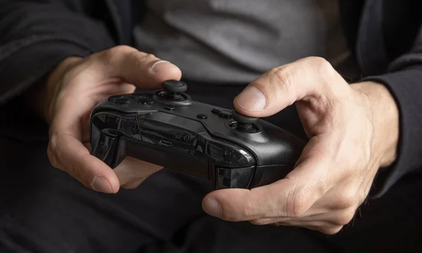 ブラックゲームコントローラーを持つ男 選択的フォーカス — ストック写真