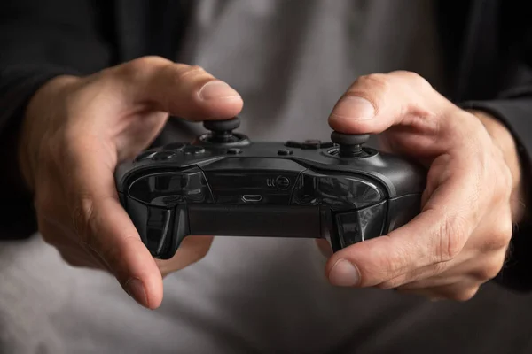 Homem Segurando Controlador Jogo Preto Foco Seletivo — Fotografia de Stock