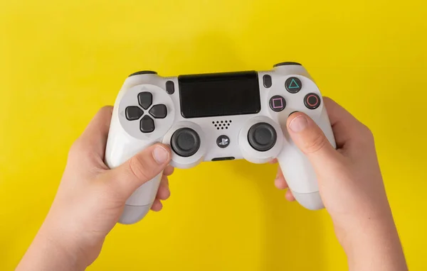 Tangan Anak Memegang Playstation Pengontrol Putih Sao Paulo Brasil 2020 — Stok Foto