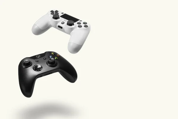 Playstation Und Xbox One Controller Auf Weißem Hintergrund Sao Paulo — Stockfoto