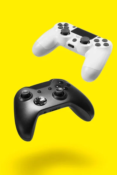 Wit Zwart Spel Controllers Gele Achtergrond — Stockfoto