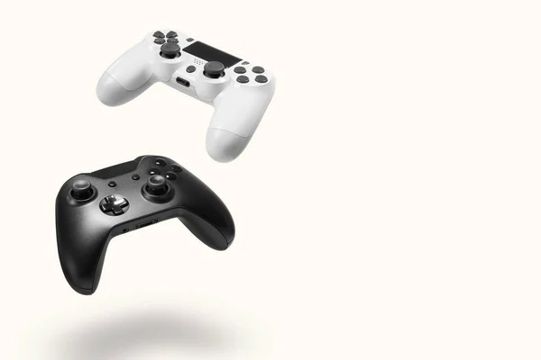 Weiße Und Schwarze Spielcontroller Auf Weißem Hintergrund — Stockfoto