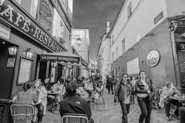 Paris, Fransa - 17 Şubat 2024: Paris Fransa 'da sanatçılar, kafeler ve restoranlarla ünlü Montmartre' nin yoğun ve resimli manzarası