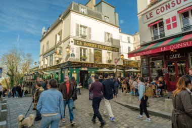 Paris, Fransa - 17 Şubat 2024: Paris Fransa 'da sanatçılar, kafeler ve restoranlarla ünlü Montmartre' nin yoğun ve resimli manzarası