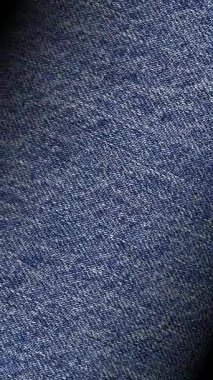 Zarif bir şekilde dönen mavi kotun yenilenmiş dokunsal yüzeyi, özel lüks bir arka plan tasarımıyla birinci sınıf zarif detaylar sunuyor.