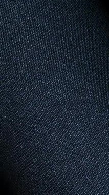 Koyu mavi ketenden yapılmış lüks bir rotasyon. Dokunsal zenginliği zarif, seçkin tasarım sofistiketiyle sunuyor.